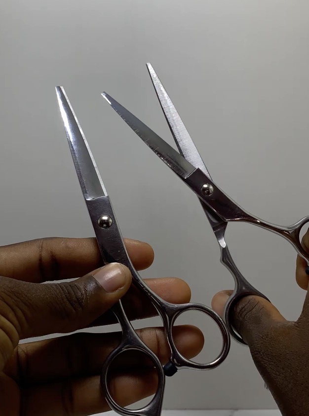 Hair cutting scissors